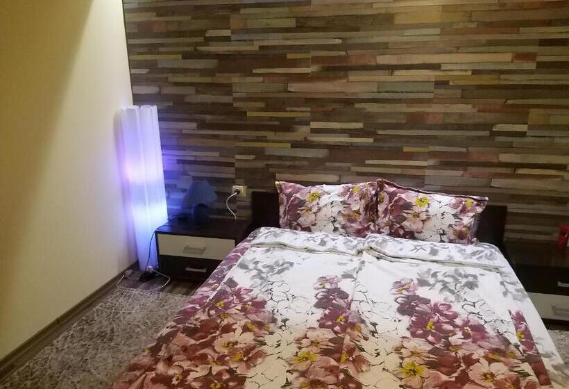 Семейный Номер, къща за гости там край реката