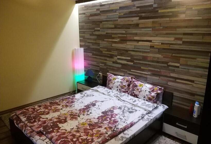 Семейный Номер, къща за гости там край реката