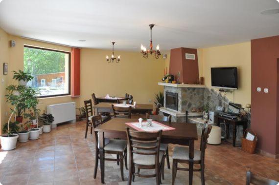 Семейный Номер, къща за гости там край реката