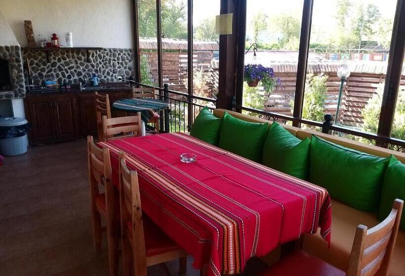 Бунгало Deluxe, къща за гости там край реката