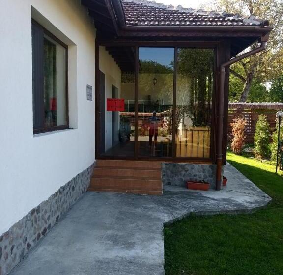 Бунгало Deluxe, къща за гости там край реката