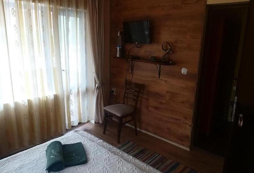 Апартаменты 2 Спальни, къща за гости там край реката