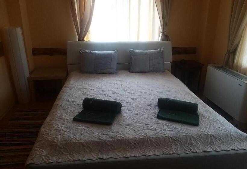 Апартаменты 2 Спальни, къща за гости там край реката