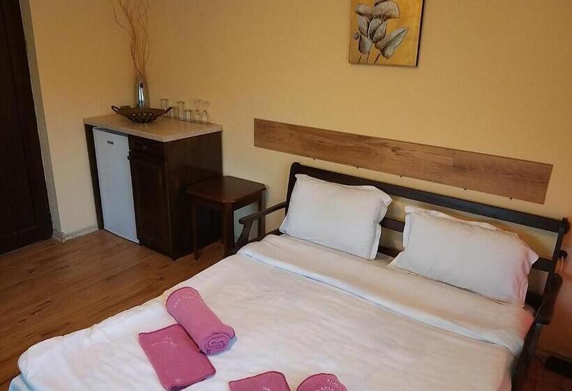 Апартаменты 2 Спальни, къща за гости там край реката