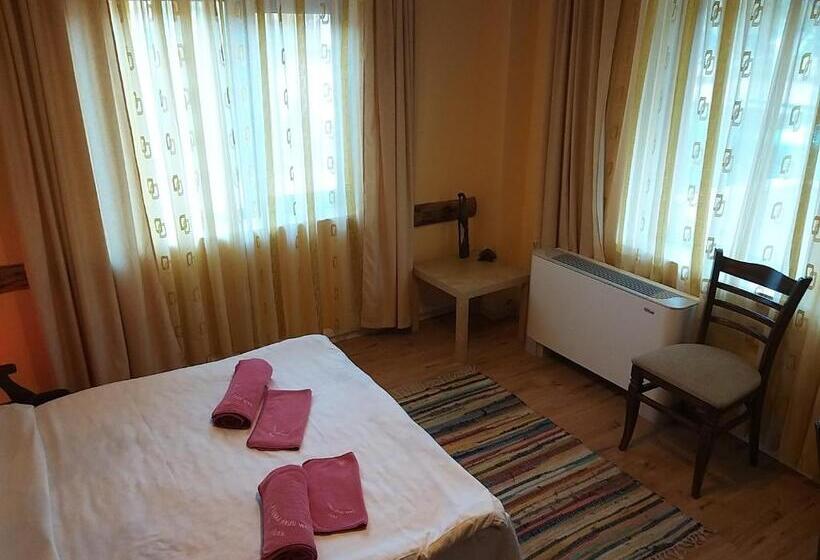 Апартаменты 2 Спальни, къща за гости там край реката