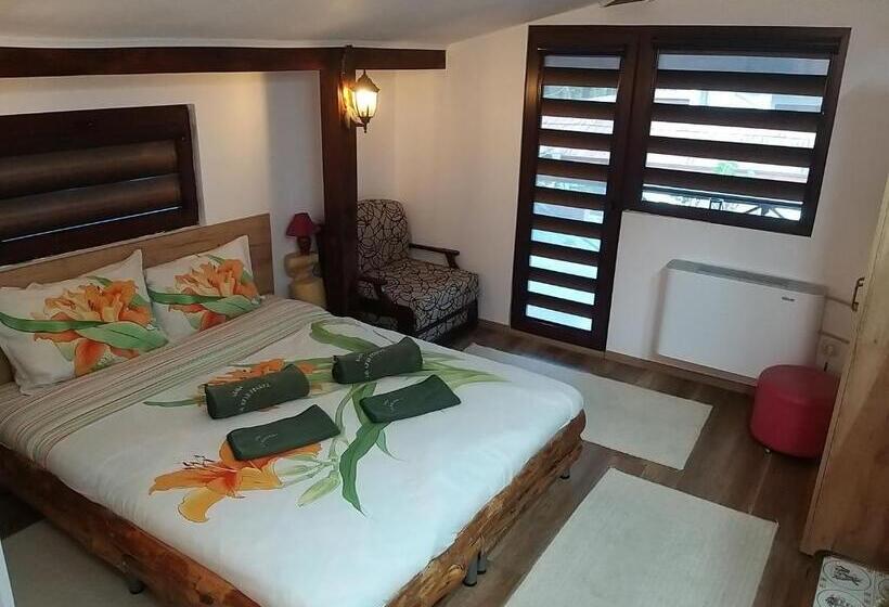 Апартаменты 2 Спальни, къща за гости там край реката