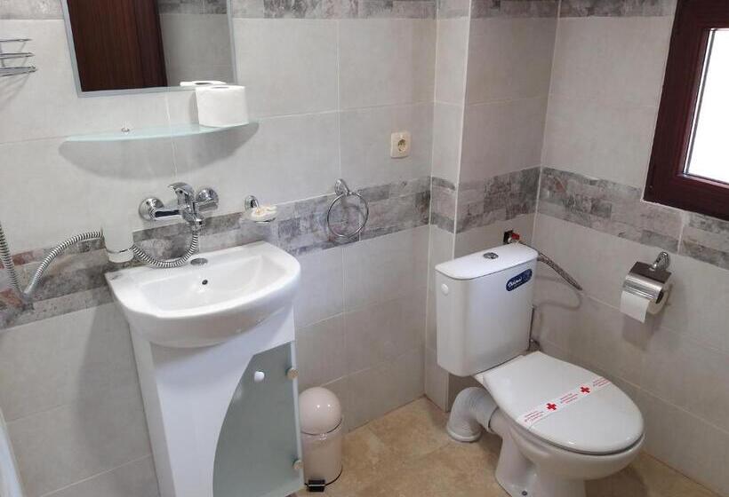 Апартаменты 2 Спальни, къща за гости там край реката