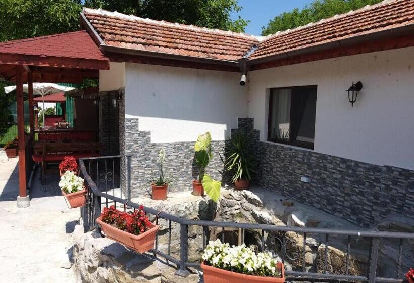 Бунгало Стандарт 2 Спальни, къща за гости там край реката