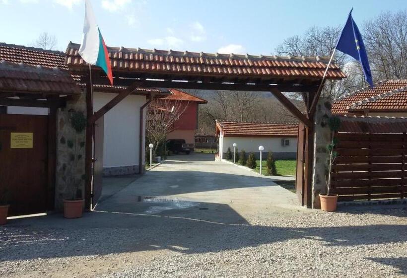 Бунгало Стандарт 2 Спальни, къща за гости там край реката
