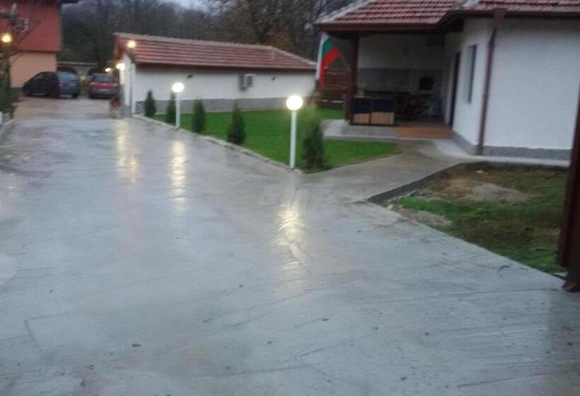 Бунгало Стандарт 2 Спальни, къща за гости там край реката