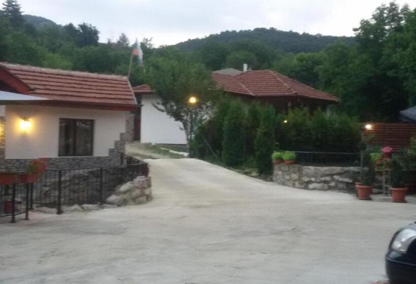 Бунгало Стандарт 2 Спальни, къща за гости там край реката