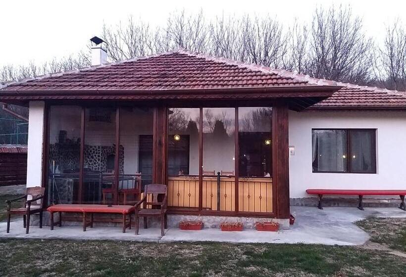 Бунгало Deluxe, къща за гости там край реката