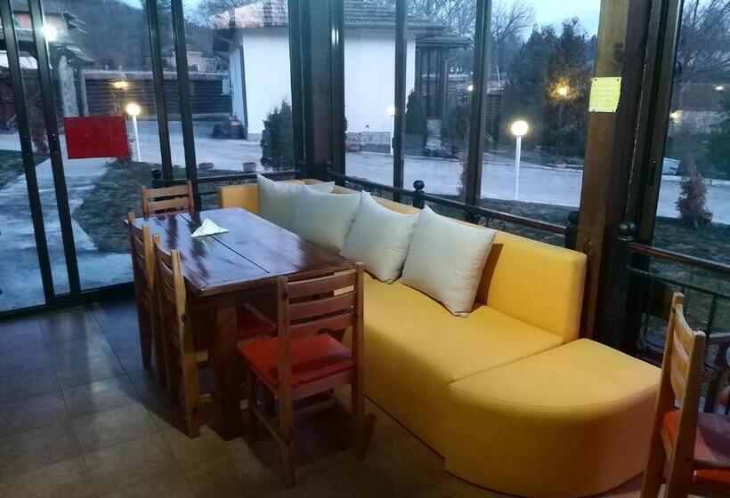 Бунгало Deluxe, къща за гости там край реката