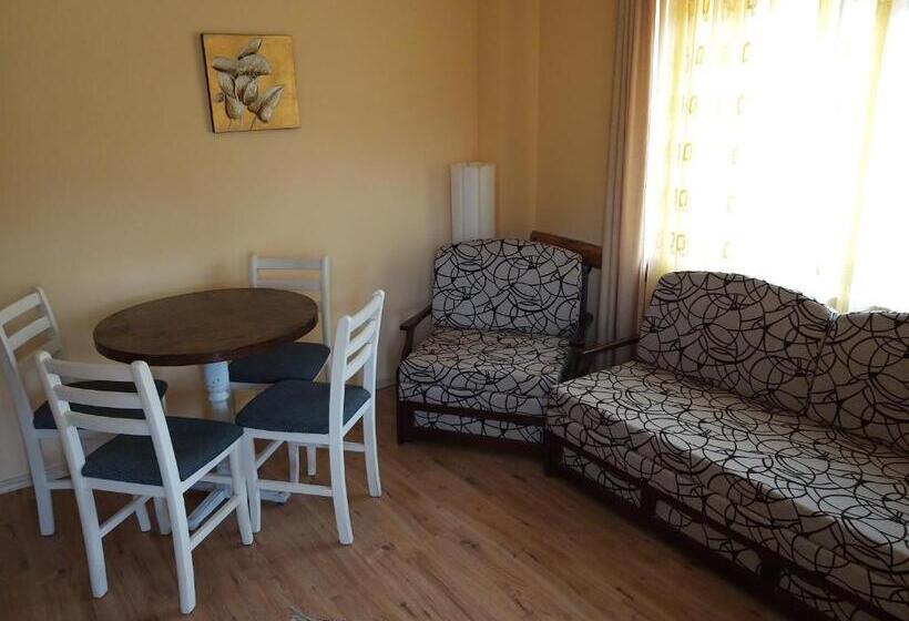 Апартаменты 2 Спальни, къща за гости там край реката