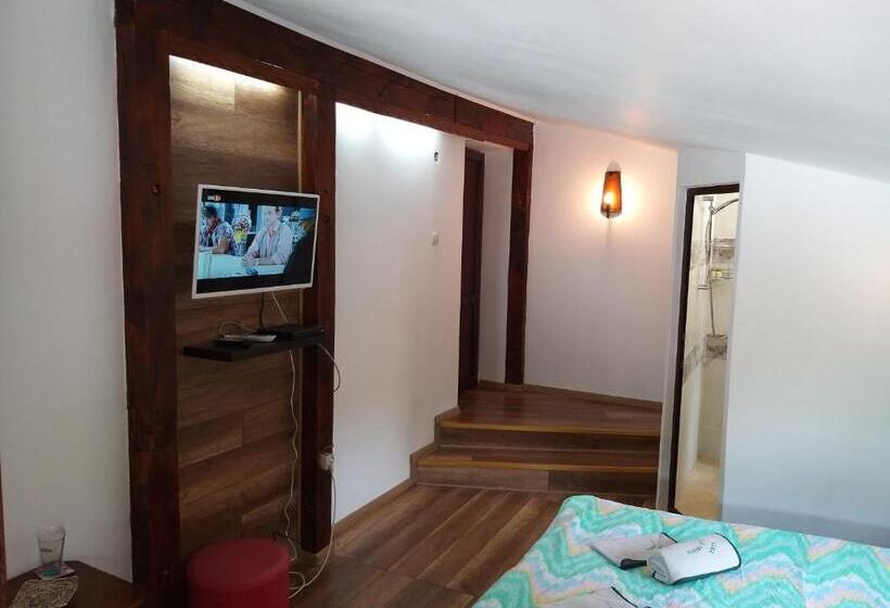 Апартаменты 2 Спальни, къща за гости там край реката