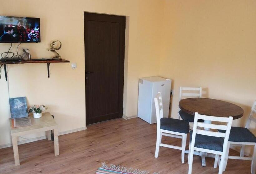 Апартаменты 2 Спальни, къща за гости там край реката