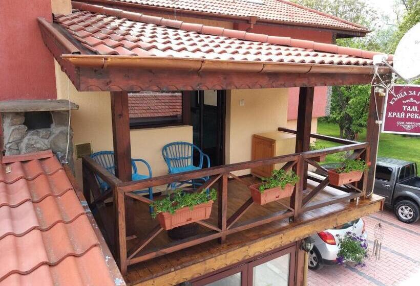 Апартаменты 2 Спальни, къща за гости там край реката