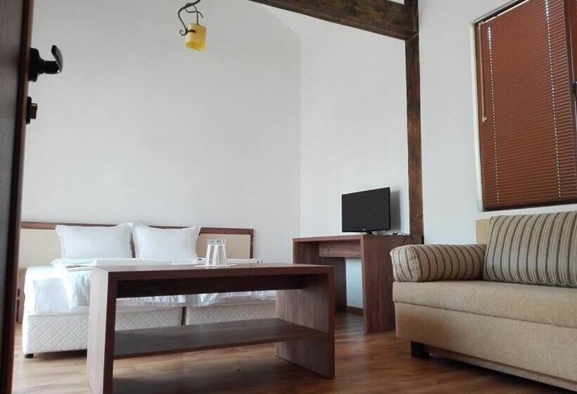 标准平房, Complex Magura