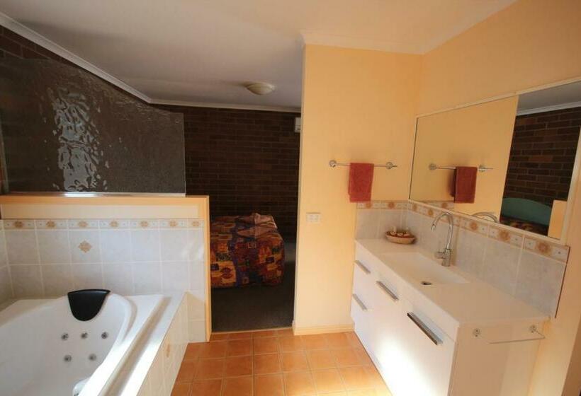 豪华房间带漩涡浴缸, Rubyvale Motel & Holiday Units An Adults Only Getaway