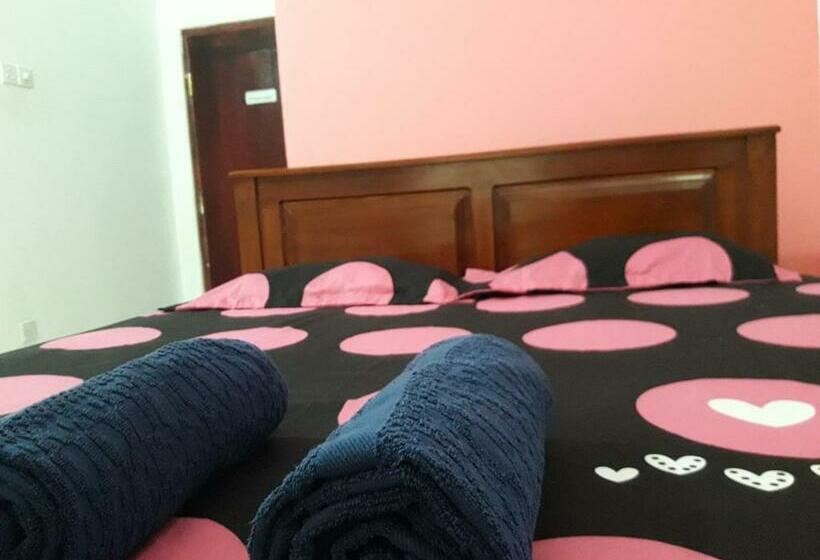 غرفة إقتصادية, White Wall