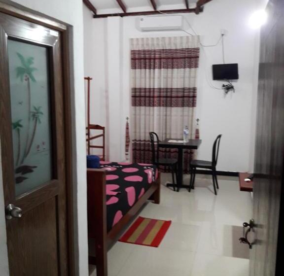 غرفة إقتصادية, White Wall