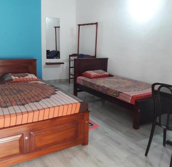 غرفة عائلية, White Wall