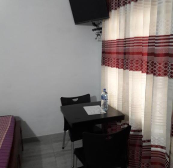 غرفة قياسية, White Wall