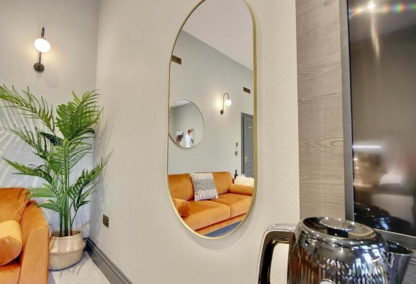 חדר דחוקס עם מיטת קינג, Orange Grove Hotel & Gardens