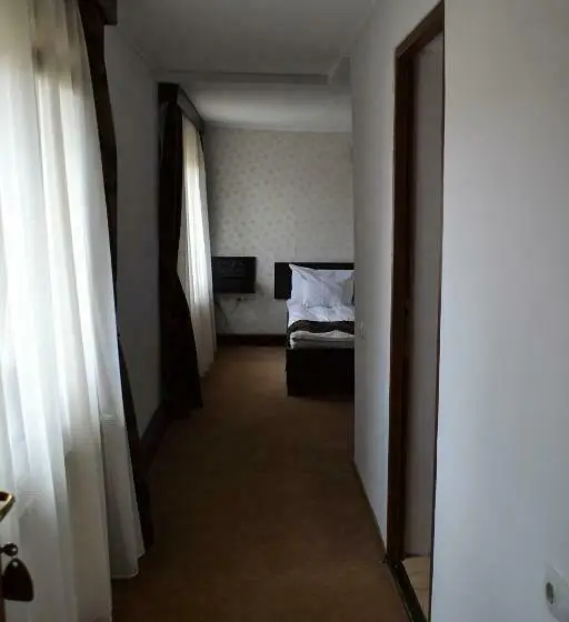 اتاق اکونومی, Chic City Rooms