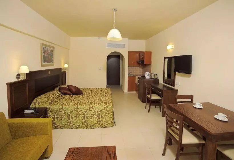 استودیوی سوپریور, Euronapa Hotel Apartments