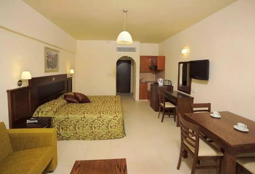 استودیوی سوپریور, Euronapa Hotel Apartments