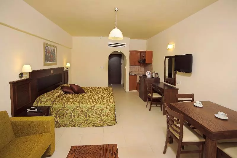 استودیوی سوپریور, Euronapa Hotel Apartments