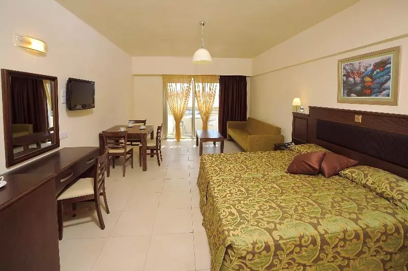 استودیوی سوپریور, Euronapa Hotel Apartments