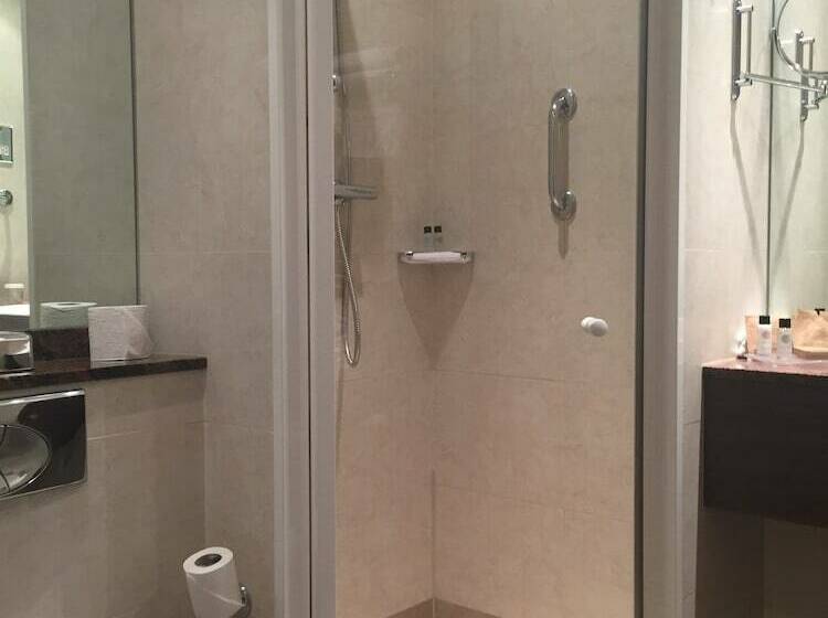 اتاق استاندارد سه نفره, Castleknock