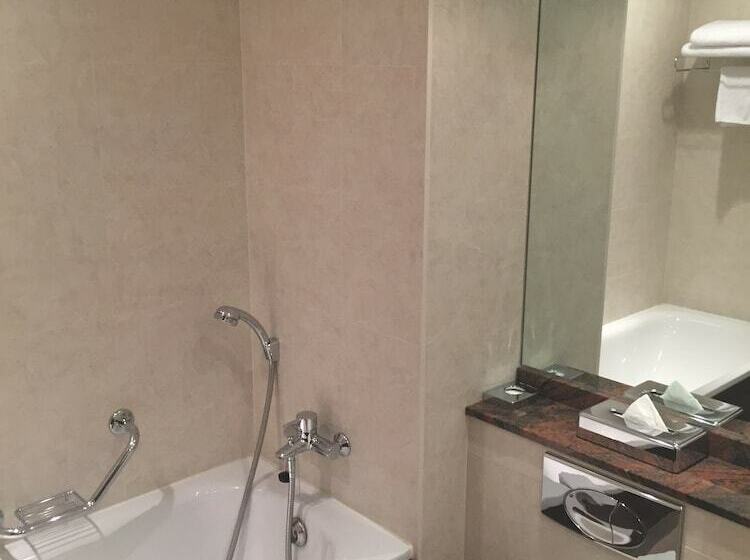 اتاق استاندارد سه نفره, Castleknock