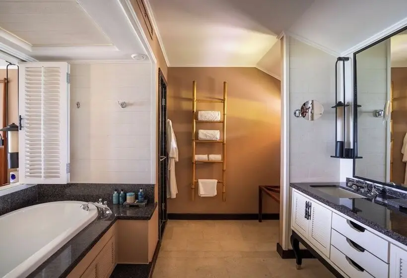 Junior Suite, Constance Lemuria