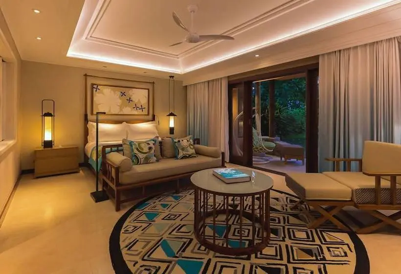 Junior Suite, Constance Lemuria