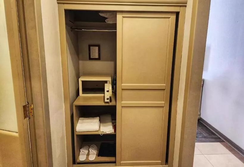 キングサイズベッドのデラックスルーム, Mövenpick Hotel Kuwait