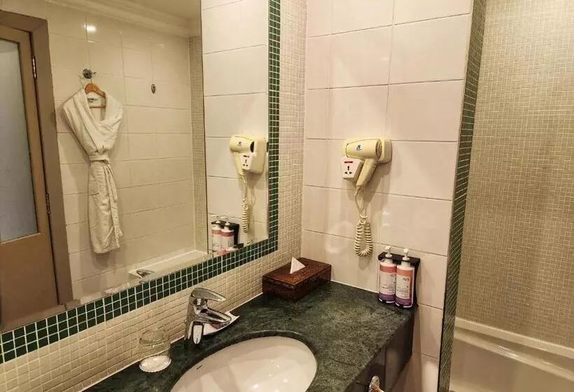 キングサイズベッドのデラックスルーム, Mövenpick Hotel Kuwait