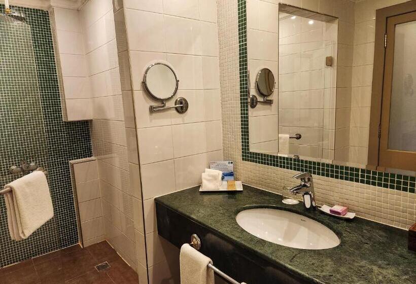 اتاق لوکس با تخت بزرگ, Mövenpick Hotel Kuwait