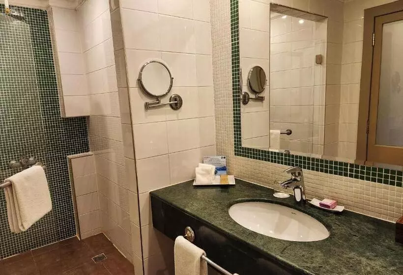 キングサイズベッドのデラックスルーム, Mövenpick Hotel Kuwait
