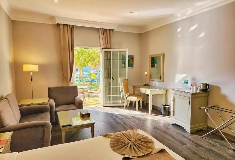 キングサイズベッドのデラックスルーム, Mövenpick Hotel Kuwait