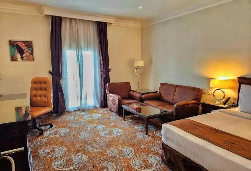 キングサイズベッドのスーペリアルーム, Mövenpick Hotel Kuwait