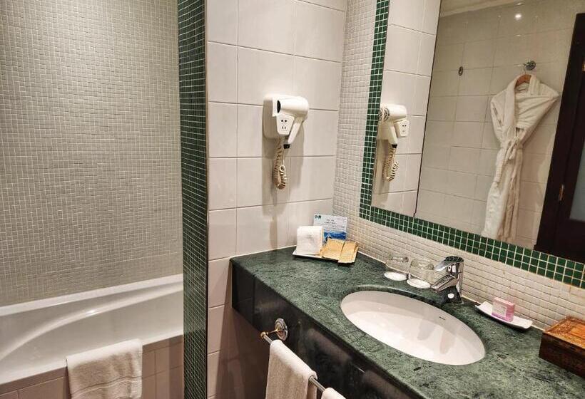 اتاق سوپریور با تخت بزرگ, Mövenpick Hotel Kuwait