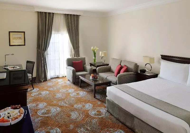 キングサイズベッドのスーペリアルーム, Mövenpick Hotel Kuwait