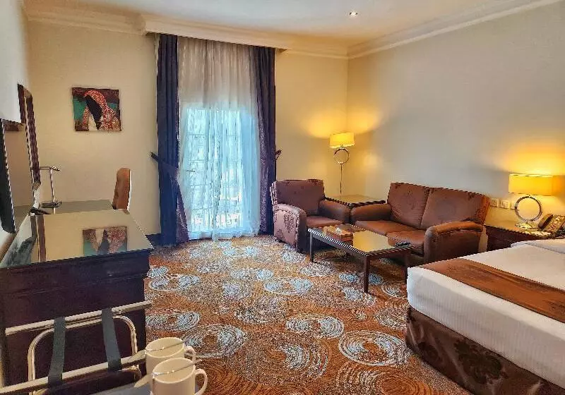 キングサイズベッドのスーペリアルーム, Mövenpick Hotel Kuwait