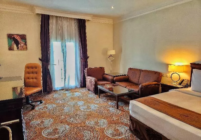 キングサイズベッドのスーペリアルーム, Mövenpick Hotel Kuwait