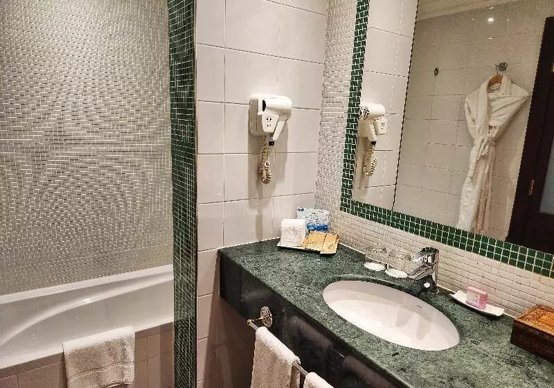 キングサイズベッドのスーペリアルーム, Mövenpick Hotel Kuwait