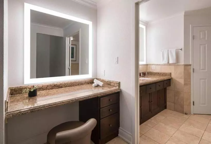 سوئیت رویال با چشم‌انداز زمین گلف, St. Kitts Marriott Resort & The Royal Beach Casino