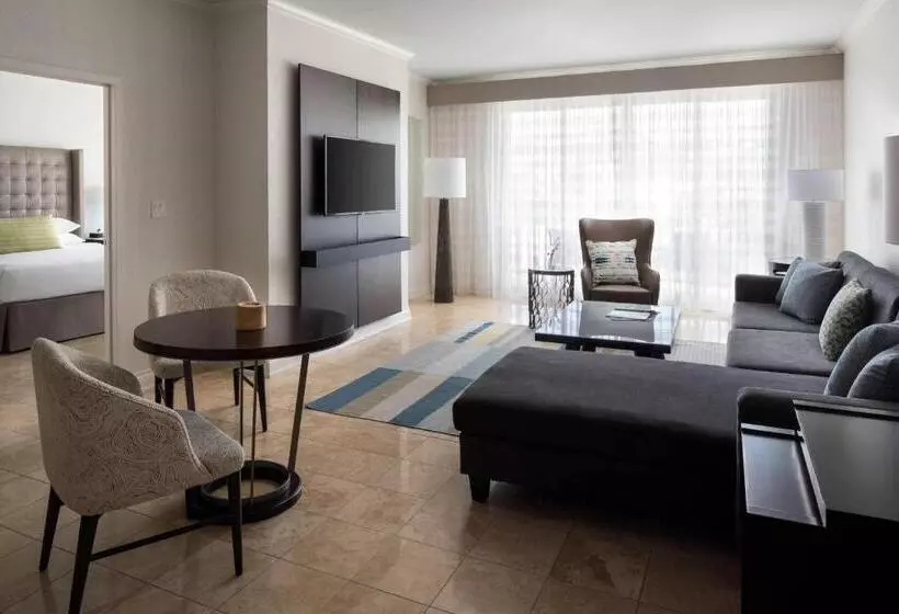 سوئیت رویال با چشم‌انداز زمین گلف, St. Kitts Marriott Resort & The Royal Beach Casino